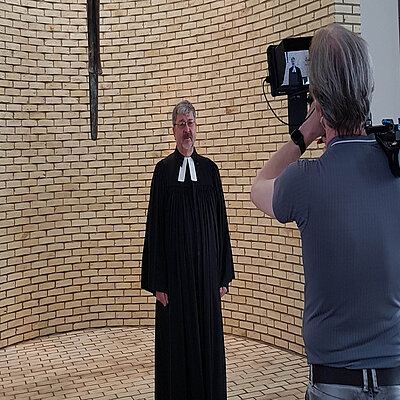 Pfarrer Reinhard Chudaska vor der Kamera