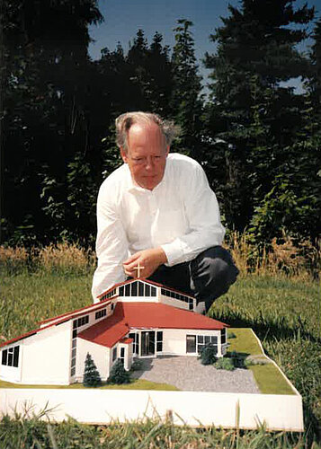 Pfr. i.R. Haim Elliger mit dem Modell "seines" Jona-Hauses